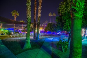Una piscina al aire libre, sillones reclinables de piscina