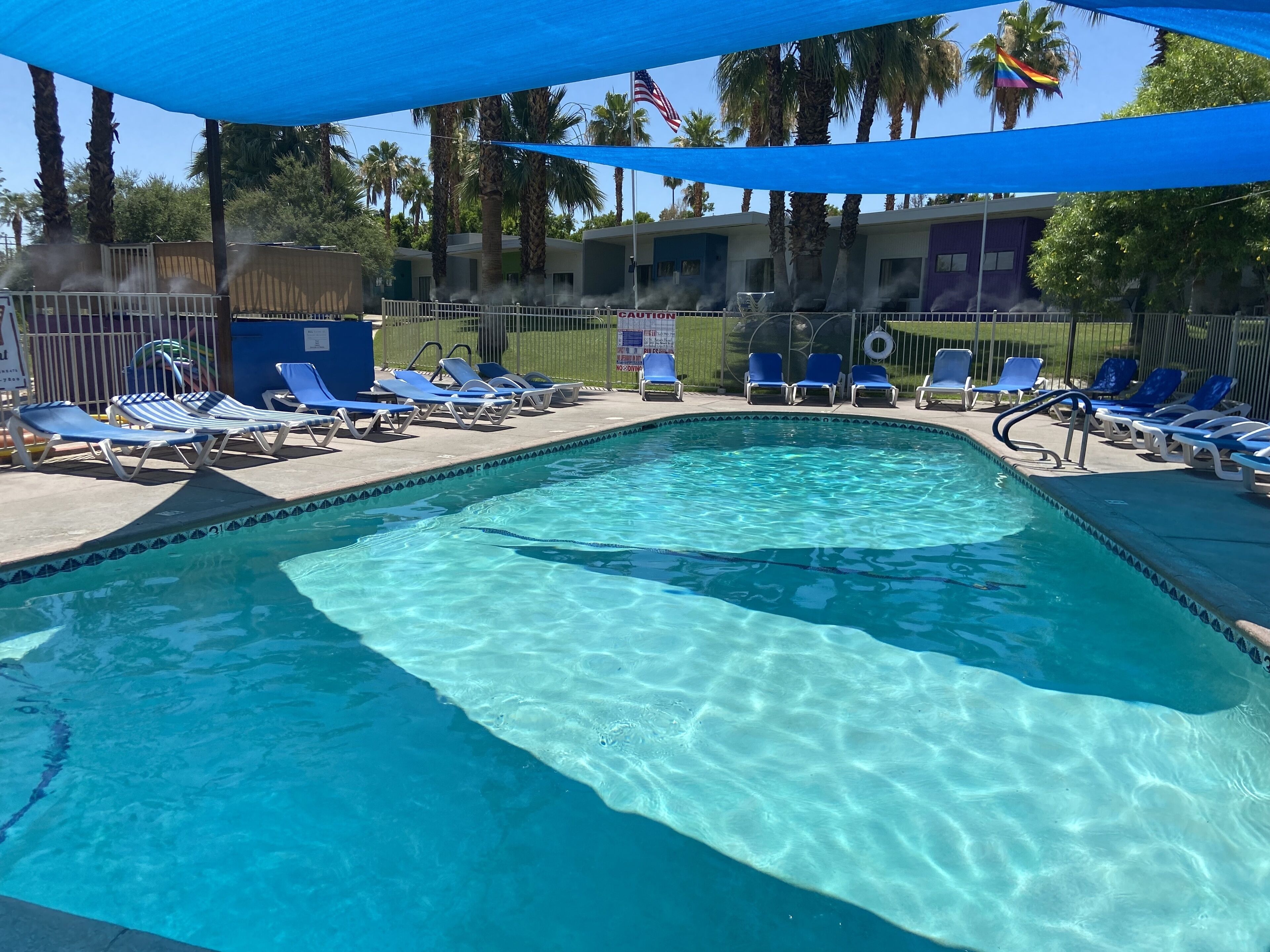 Utendørsbasseng og solsenger