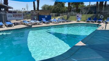 حمّام سباحة خارجي، مقاعد للتشمس