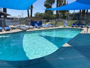 Hồ bơi ngoài trời, ghế dài tắm nắng