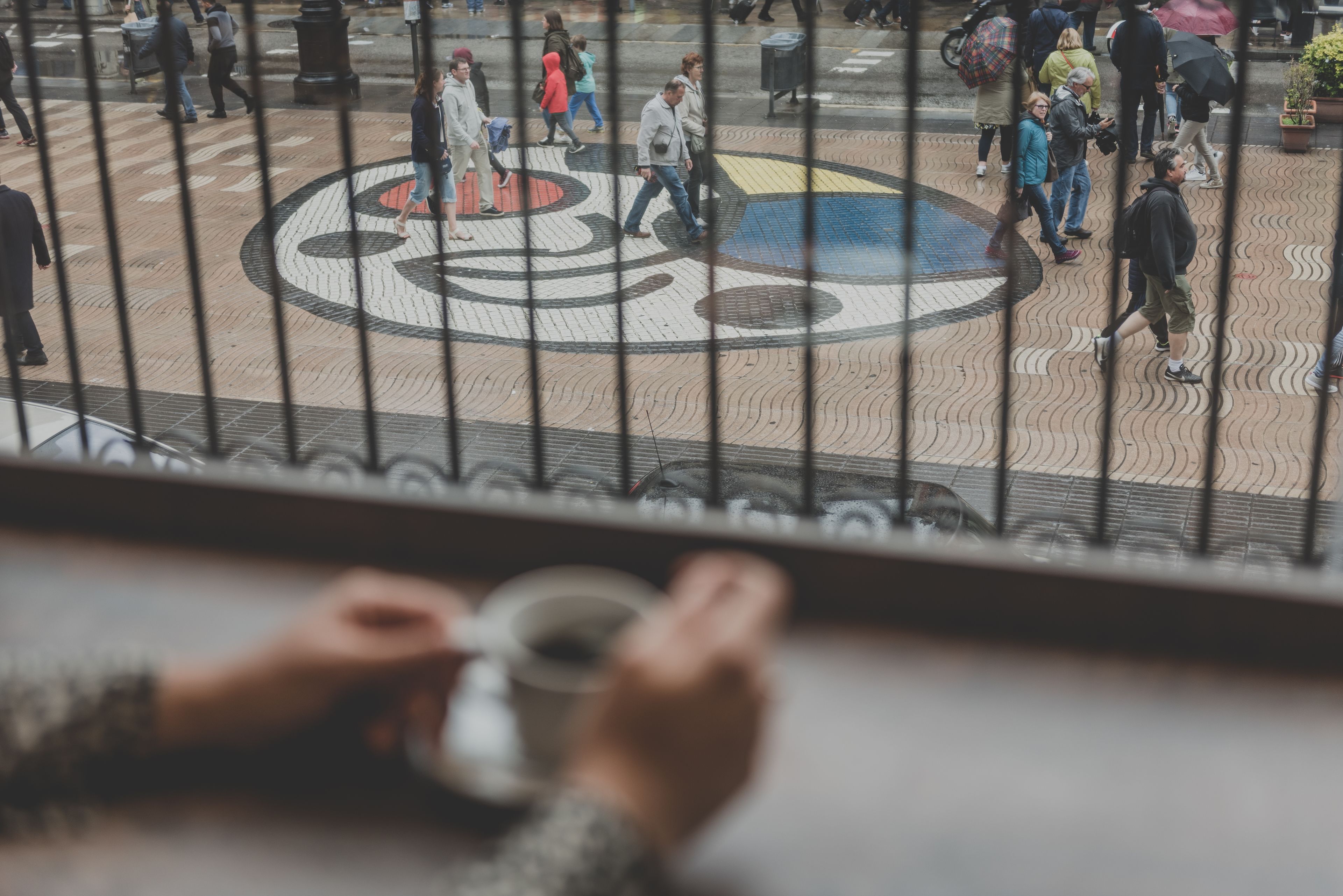 Una plaza con diseño circular, rodeada por una cerca.