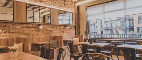 Petit déjeuner buffet (10 EUR par personne)