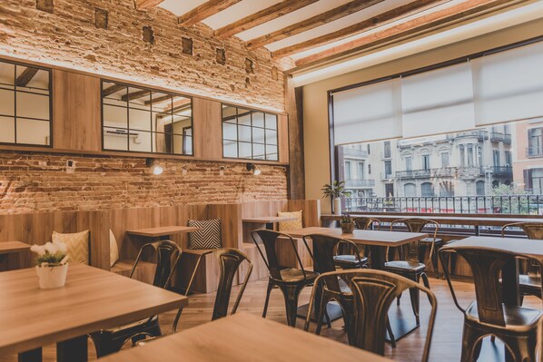 Desayuno buffet (EUR 10 por persona) 