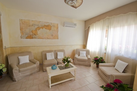 Salottino della hall. Hotel Gabbiano - Agenzia Isola Rossa