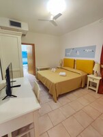 Minibar, caja de seguridad en la habitación, wifi gratis y ropa de cama 