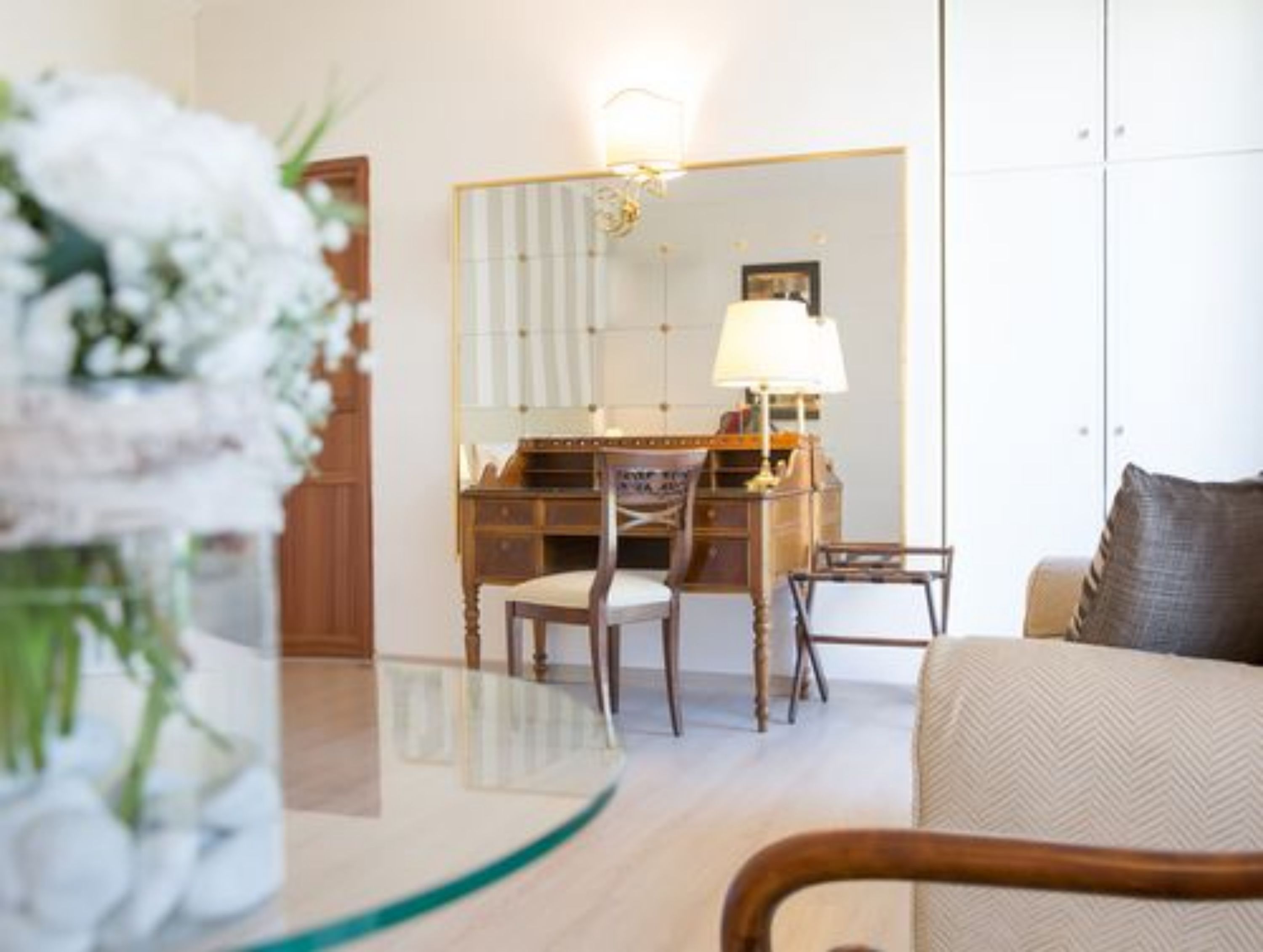 deluxe double room | down duvets, minibar, in-room safe, desk