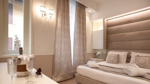 A modern hotel room with a bed, bedside table, and a large window with curtains. - Hotel Tigullio et de Milan (Santa Margherita Ligure)