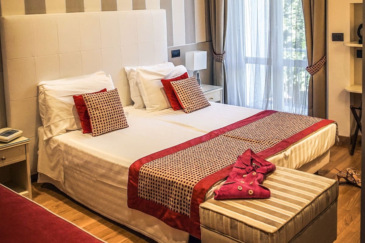 Comfort kamer, 1 twee- of 2 eenpersoonsbedden | 1 slaapkamer, donzen dekbedden, een minibar, een kluis op de kamer