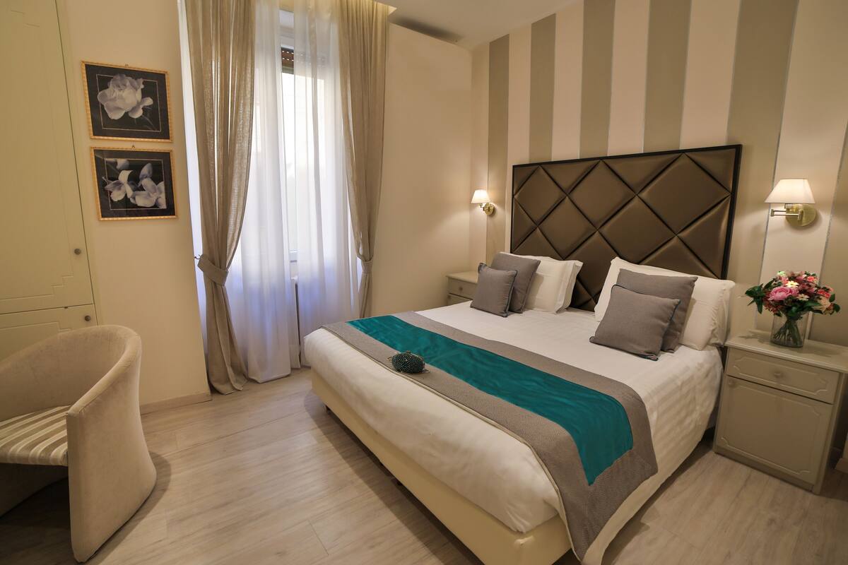 Kamar Double Deluks | Selimut bulu angsa, minibar, brankas, dan meja kerja