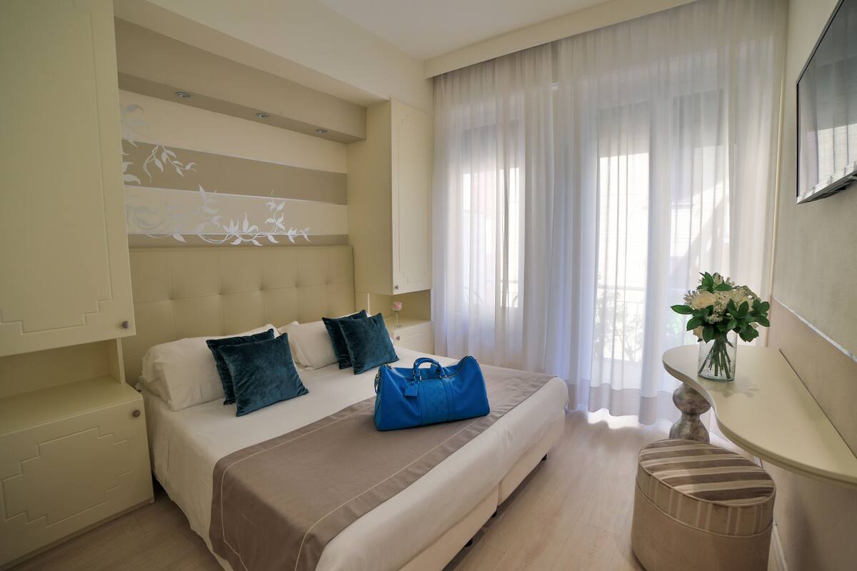 Kamar Double (Small) | Selimut bulu angsa, minibar, brankas, dan meja kerja