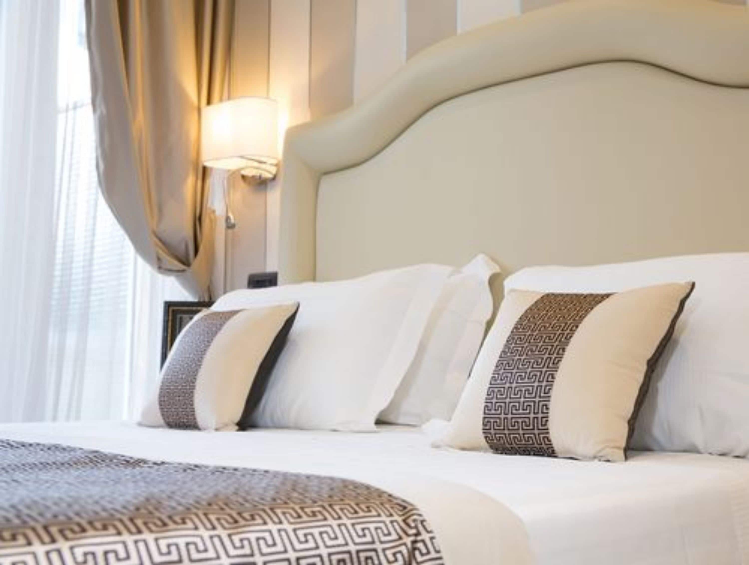deluxe double room | down duvets, minibar, in-room safe, desk