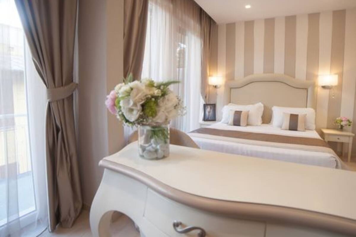 Kamar Eksekutif | Selimut bulu angsa, minibar, brankas, dan meja kerja