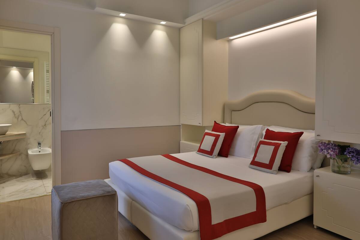 Selimut bulu angsa, minibar, brankas, dan meja kerja