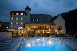 Piscine extérieure, accÚs possible de 8 h à 21 h, parasols