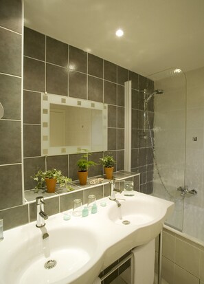 Free toiletries, hair dryer, towels, soap - Hôtel La Rivière (Entraygues-sur-Truyere)