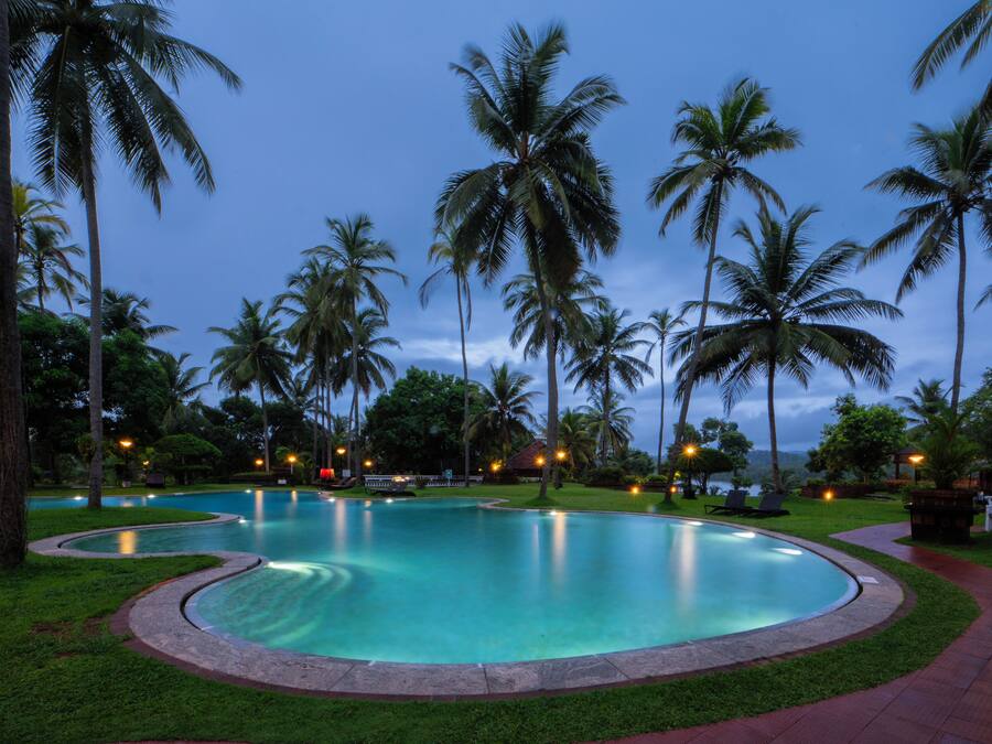 Piscina externa, espreguiçadeiras