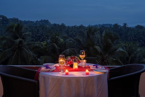 Couples dining - The Raviz Kadavu (Kondotti)