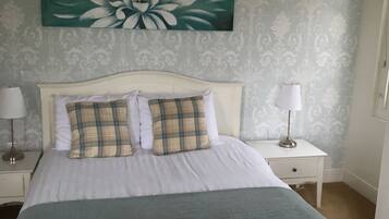 1 habitación, tabla de planchar con plancha, wifi gratis y ropa de cama