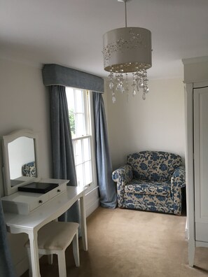 ทีวีจอแบน 24 นิ้ว พร้อมช่องเคเบิล, ทีวี