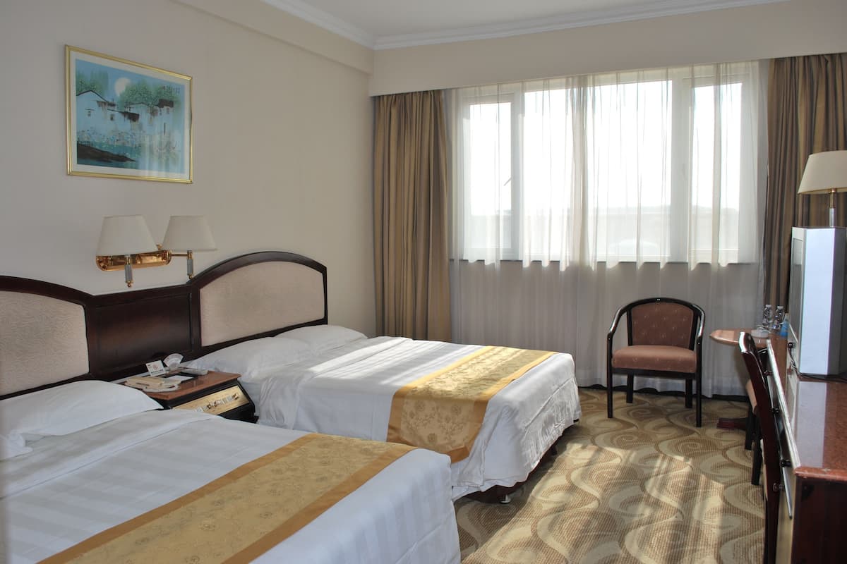 Superior Room | Peti besi dalam bilik, meja, langsir/tirai gelap terus