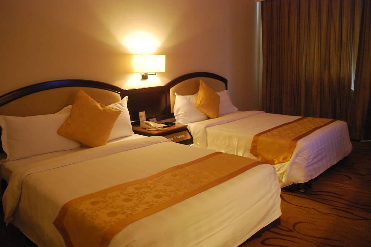 Deluxe Room | Peti besi dalam bilik, meja, langsir/tirai gelap terus