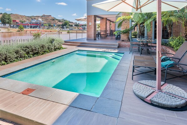 Piscina externa, espreguiçadeiras