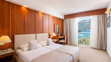 Comfort double room, seaside | Minibar, coffres-forts dans les chambres, bureau, chambres insonorisées