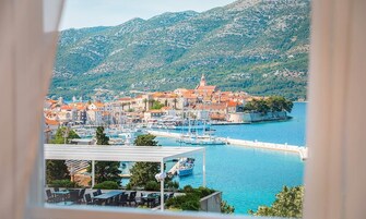 Comfort double room, seaside | Minibar, in-room safe, desk, soundproofing