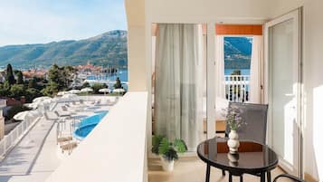 Superior junior suite, seaside | 1 bedroom, minibar, in-room safe, desk