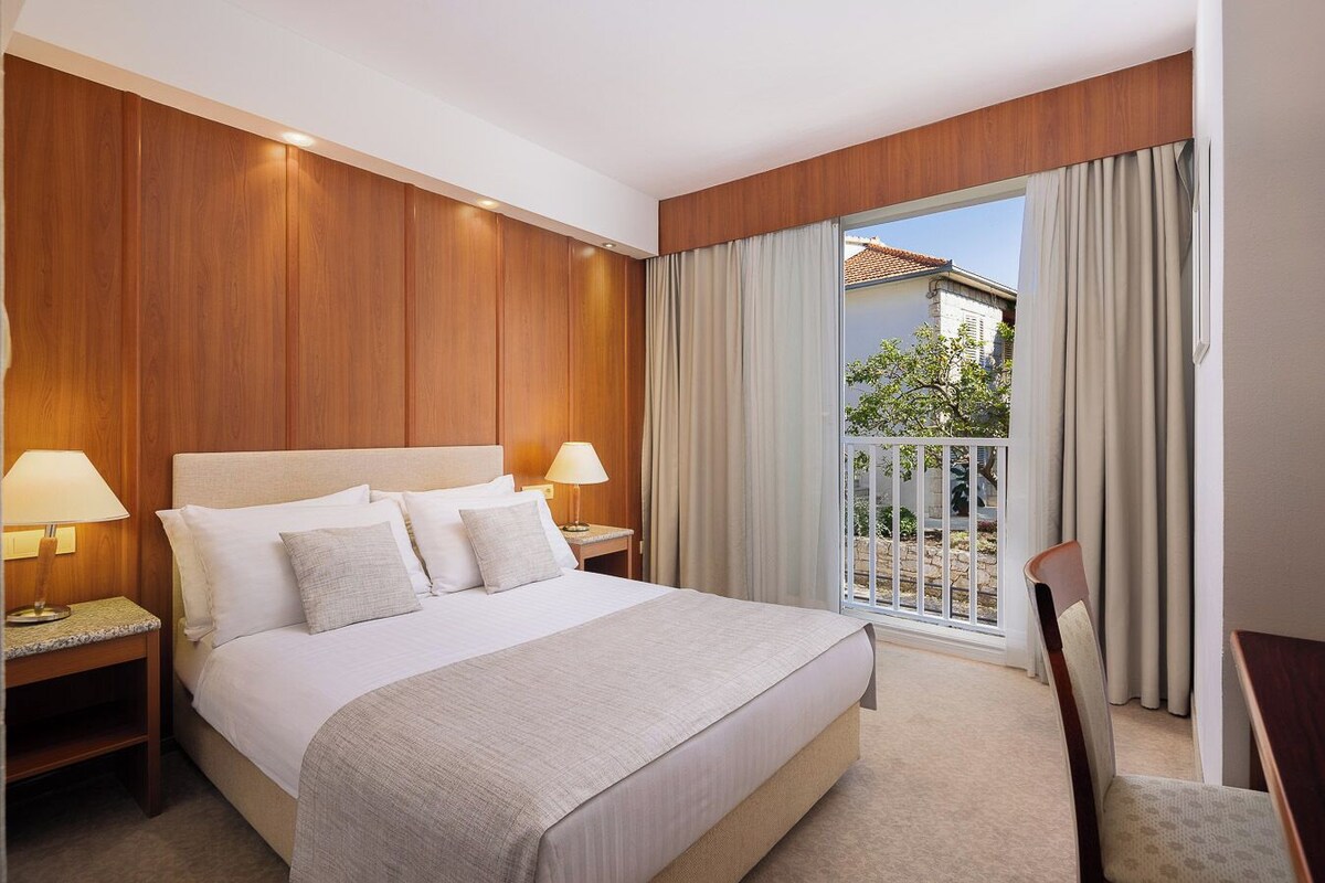 Standard Double Room | Minibar, in-room safe, desk, soundproofing