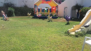 Zona de juegos infantil al aire libre