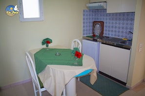 Frigorífico, placa de cocina y utensilios de cocina