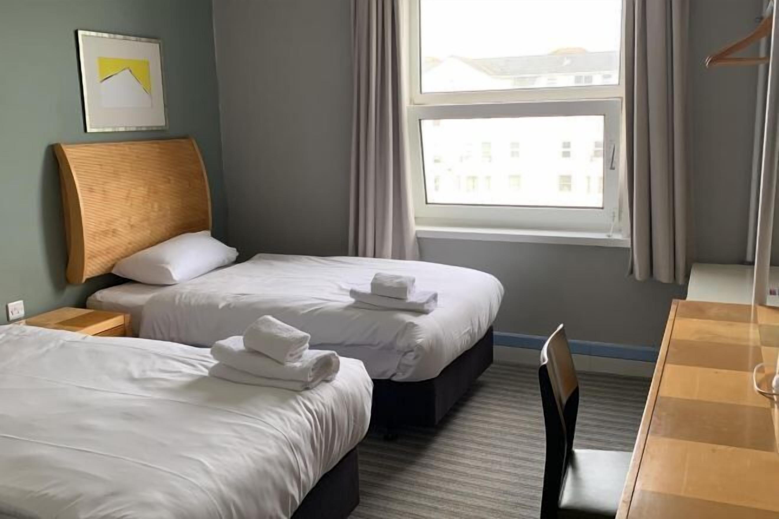 Escritorio, cunas gratuitas, wifi gratis y ropa de cama