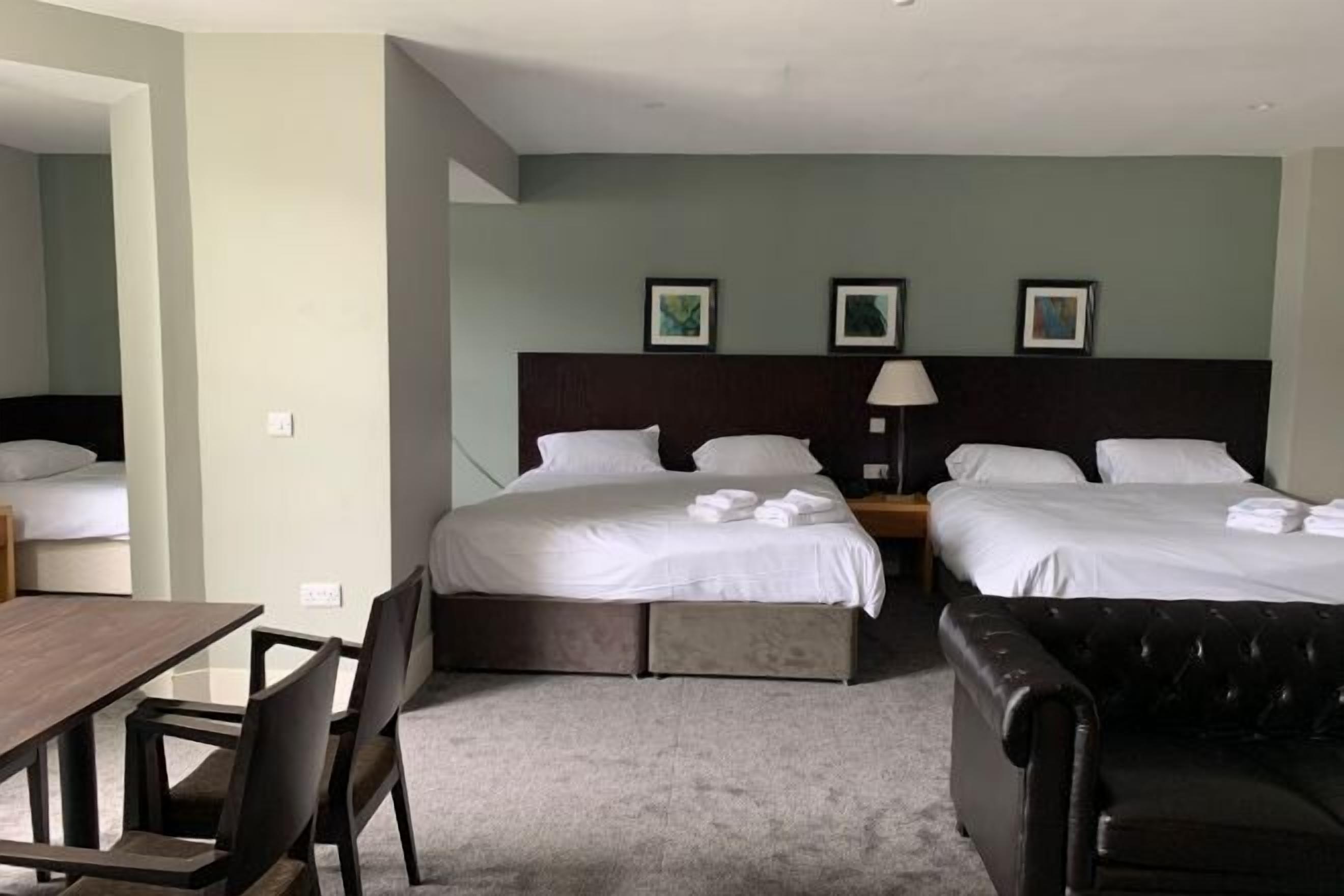 Escritorio, cunas gratuitas, wifi gratis y ropa de cama