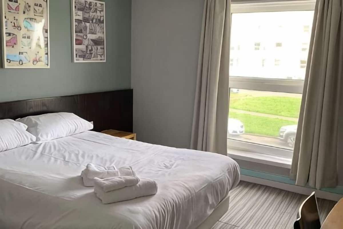 Desk, free cribs/infant beds, free WiFi, bed sheets