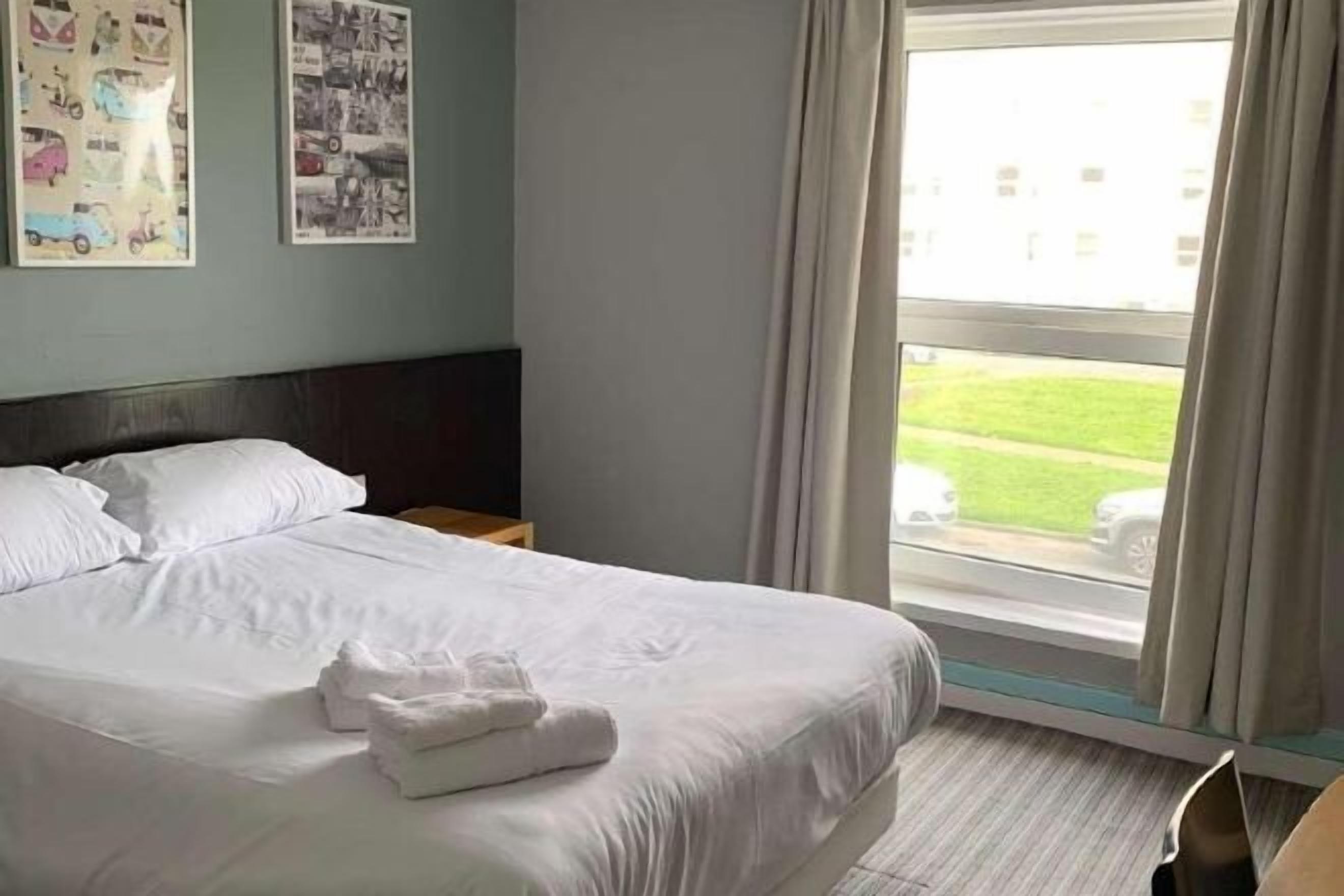 Desk, free cots/infant beds, free WiFi, bed sheets