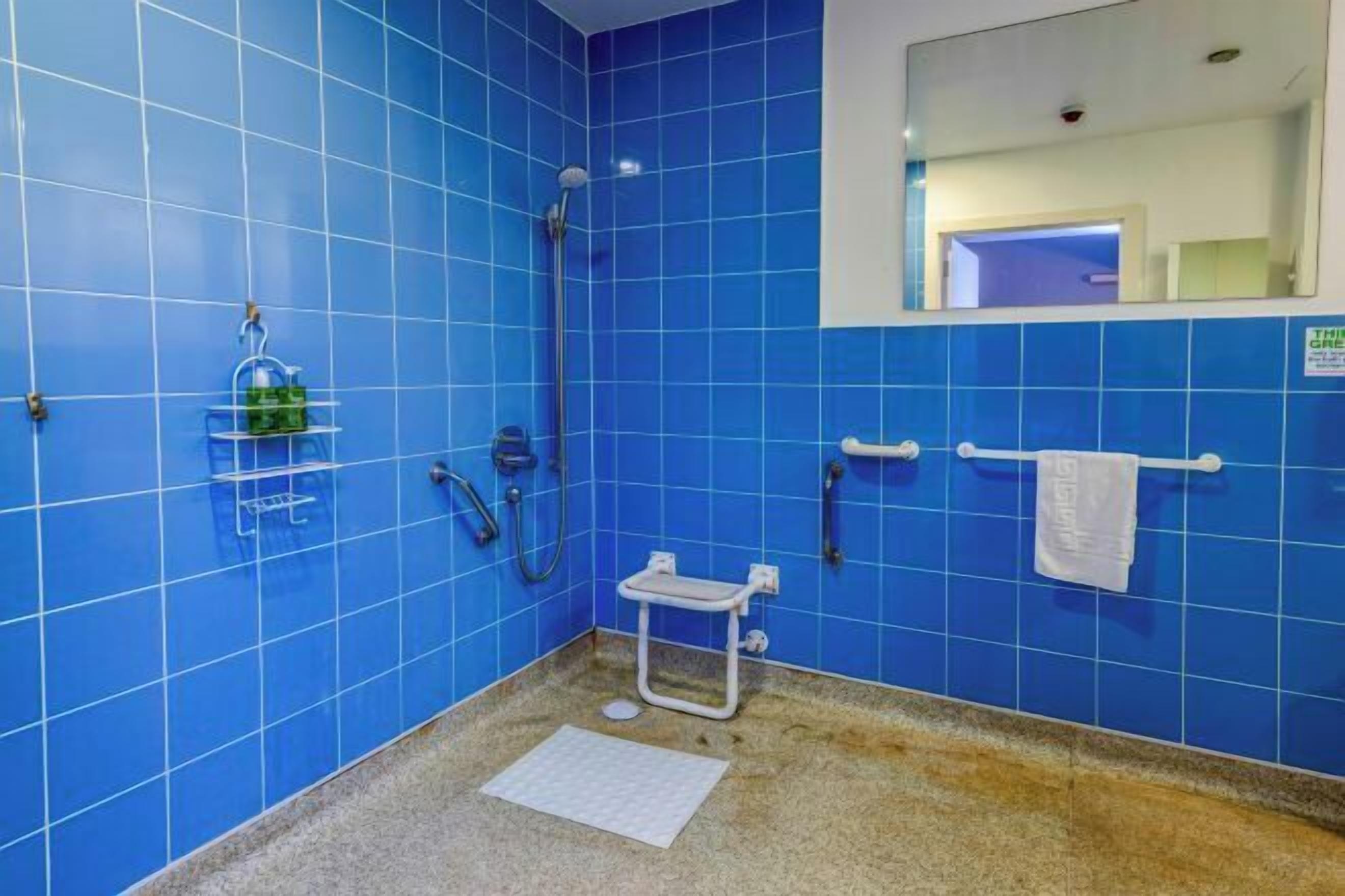 Baño | Artículos de higiene personal gratuitos, secador de pelo y toallas