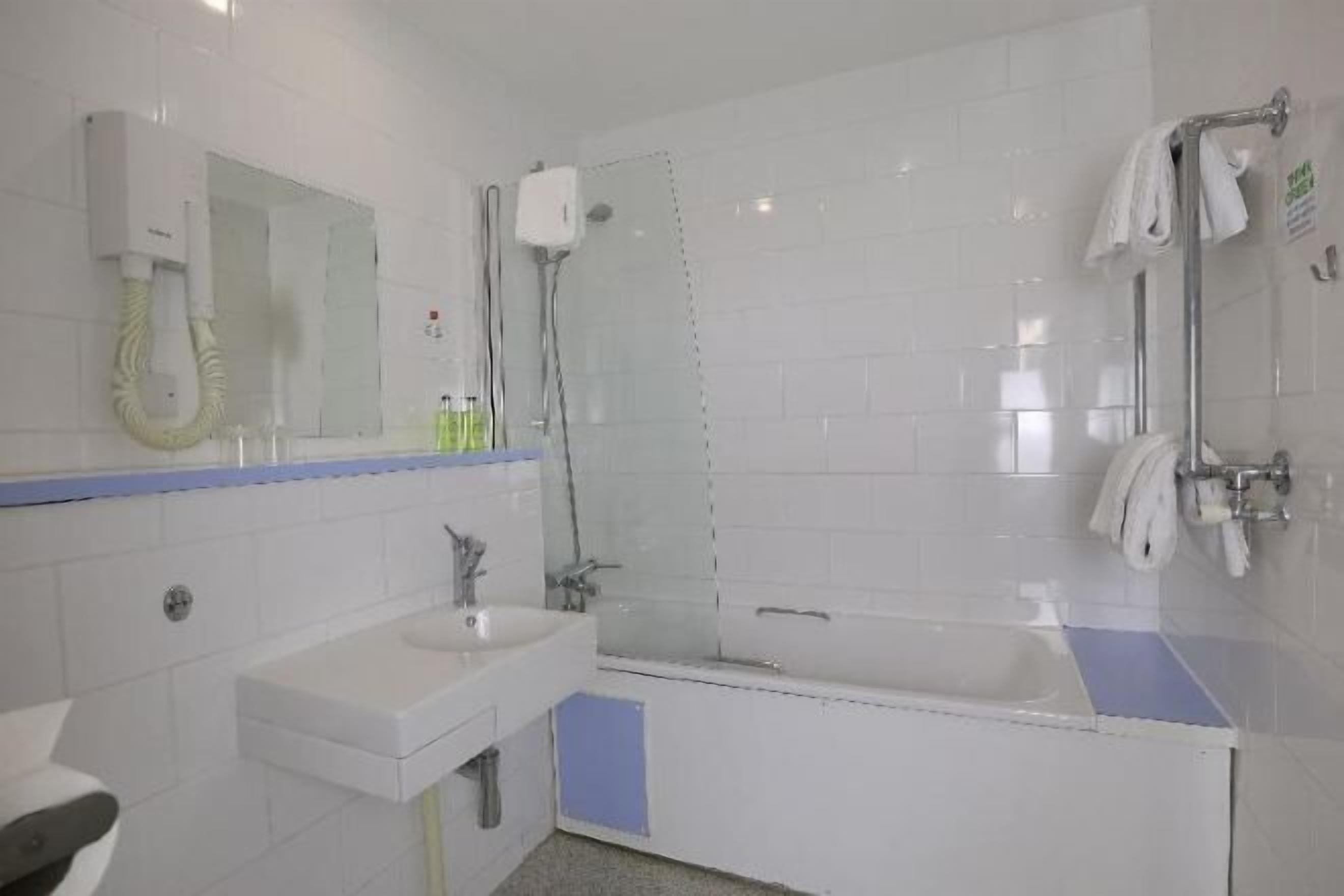 Baño | Amenidades de baño gratuitas, secadora de cabello, toallas 