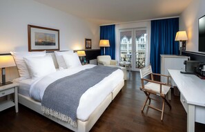 Habitación clásica doble, vistas parciales al lago | Ropa de cama de alta calidad, caja fuerte, decoración individual