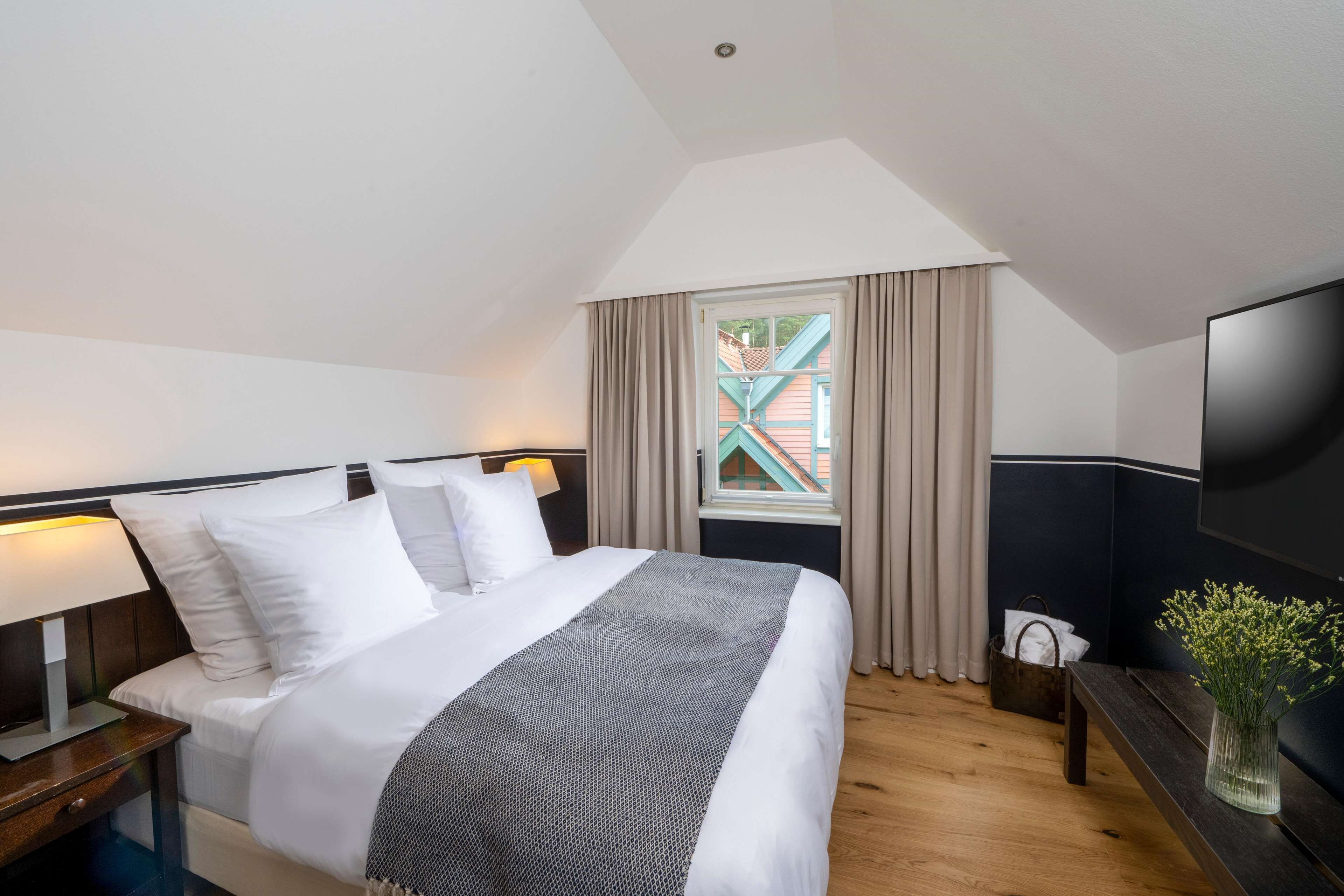 Premium bedding, in-room safe, individually decorated