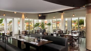 3 か所のレストラン (多国籍料理)