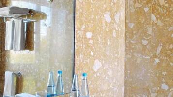 Artículos de tocador gratuitos, secador de pelo, toallas