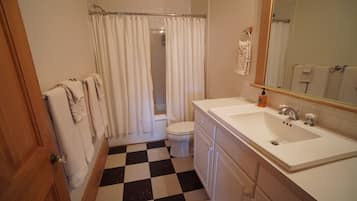 Sandpiper Room | Bathroom