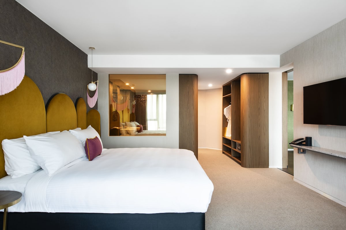 Deluxe suite, 1 kingsize bed, op de hoek | 1 slaapkamer, luxe beddengoed, een minibar, een kluis op de kamer