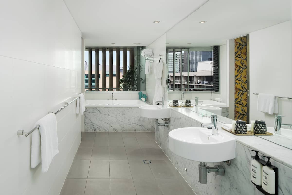 Room, 1 King Bed (Valley Spa)