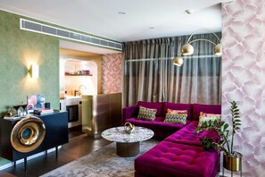 Suite, 1 King Bed (Rock Star)