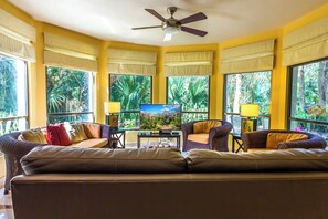 Appartement Confort, 2 chambres (1) | Aire de séjour | Téléviseur à écran plat