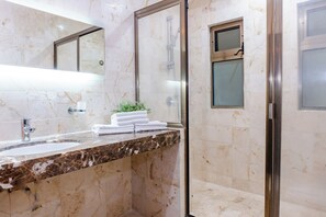 Classic-Apartment, 2 Schlafzimmer | Badezimmer | Duschwanne, Komfortbadewanne, Regendusche, Handtücher