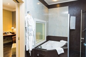 Deluxe Twin Room | Bathroom | Separate tub and shower, rainfall showerhead, designer toiletries - Excelsior Hotel & Spa Baku (Baku)