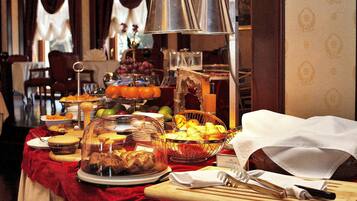 Tägliches Frühstücksbuffet gegen Gebühr